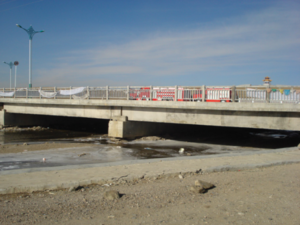 2007年金路公司承建的通站路次曲河桥开创了藏北冬季混凝土施工的先例